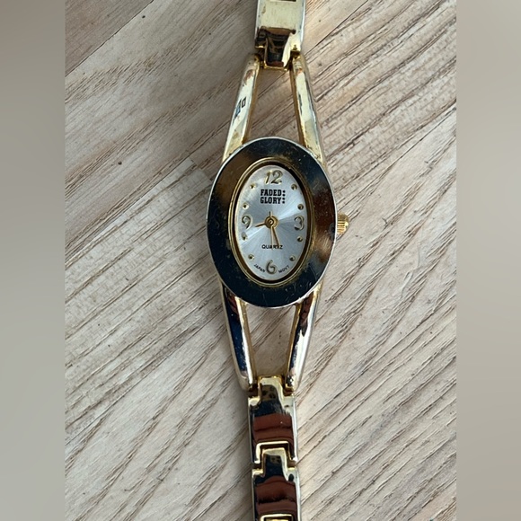 Faded Glory Ladies Watch Vintage Gold Tone Bracelet Silver Dial - Picture 1 of 10